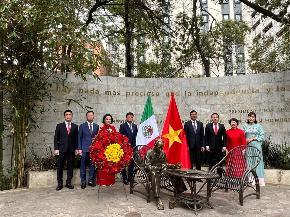 Lễ dâng hoa của Đoàn công tác TP Hà Nội tại tượng đài Hồ Chí Minh ở TP Mexico.