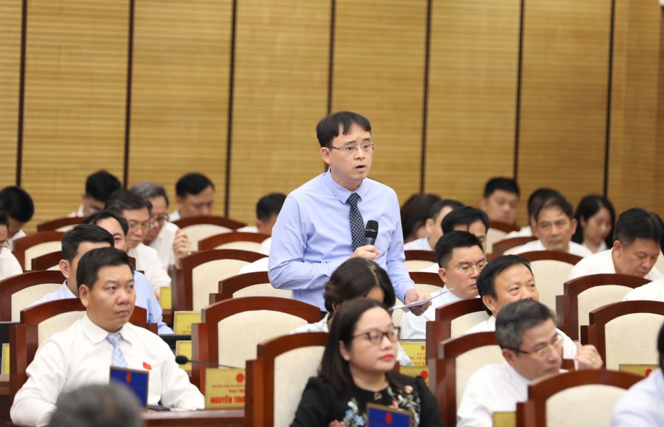 Chủ tịch UBND quận Hai B&agrave; Trưng Nguyễn Quang Trung trả lời chất vấn