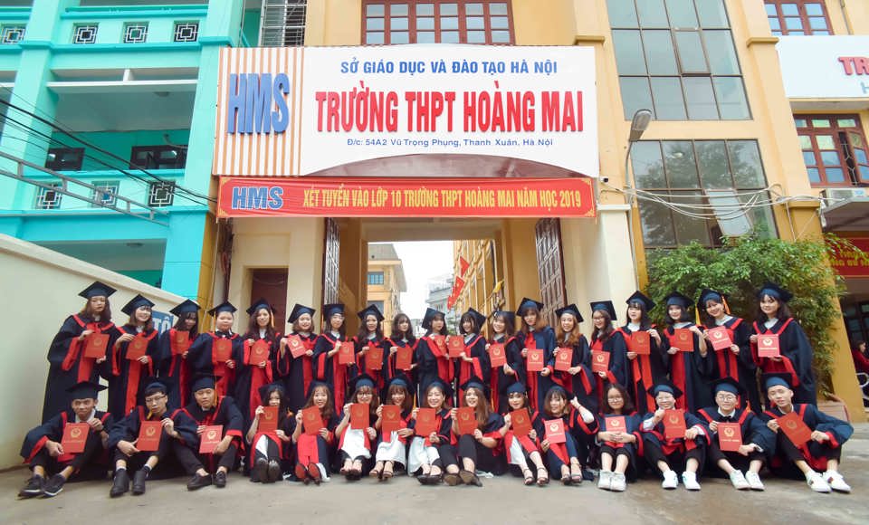 Học sinh Trường THPT Ho&agrave;ng Mai. Ảnh: HM