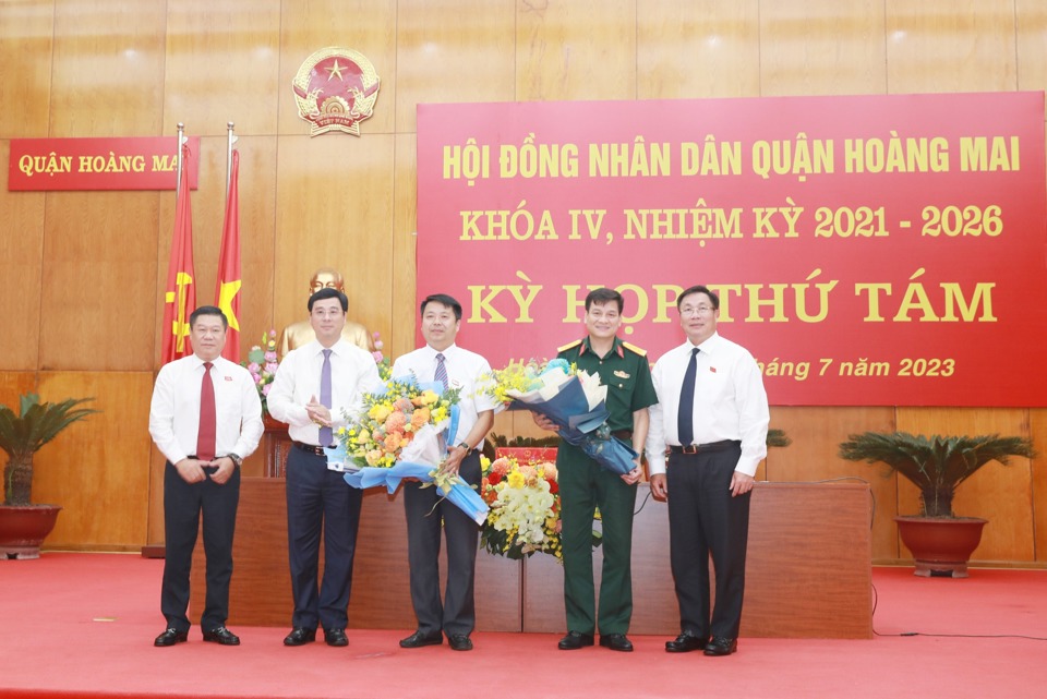 L&atilde;nh đạo quận Ho&agrave;ng Mai tặng hoa ch&uacute;c mừng c&aacute;c t&acirc;n Ủy vi&ecirc;n UBND quận nhiệm kỳ 2021 - 2026.