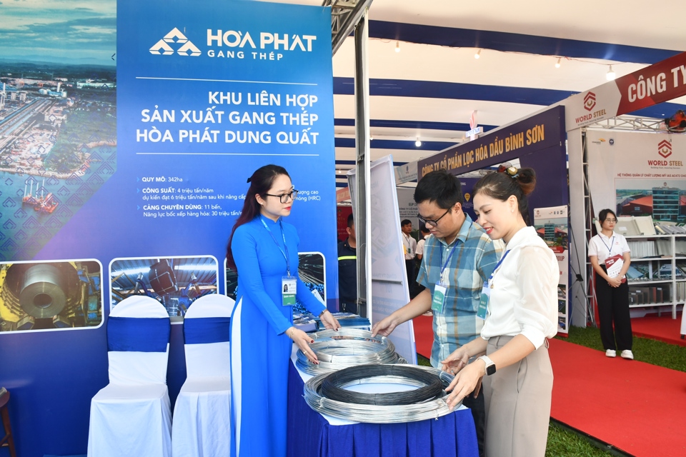 Gian h&agrave;ng trưng b&agrave;y sản phẩm của th&eacute;p H&ograve;a Ph&aacute;t- Dung Quất.