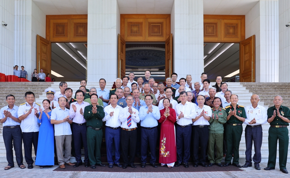 Thủ tướng chụp ảnh lưu niệm c&ugrave;ng Đo&agrave;n đại biểu người c&oacute; c&ocirc;ng ti&ecirc;u biểu tỉnh Nam Định - Ảnh: VGP/Nhật Bắc &nbsp;