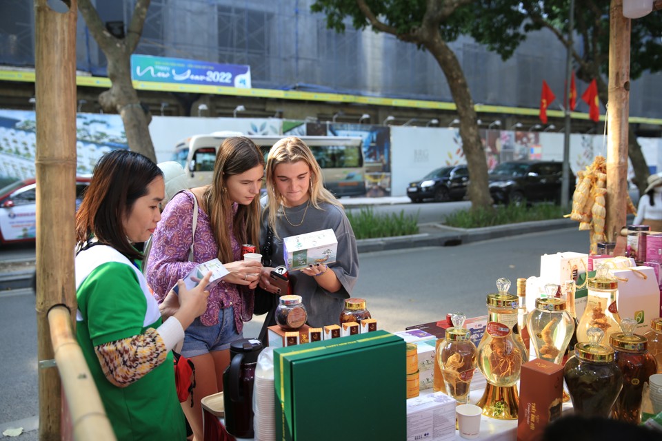 Khách du lịch nước ngoài tham quan một hội chợ tại Hà Nội. Ảnh: Thanh Hải