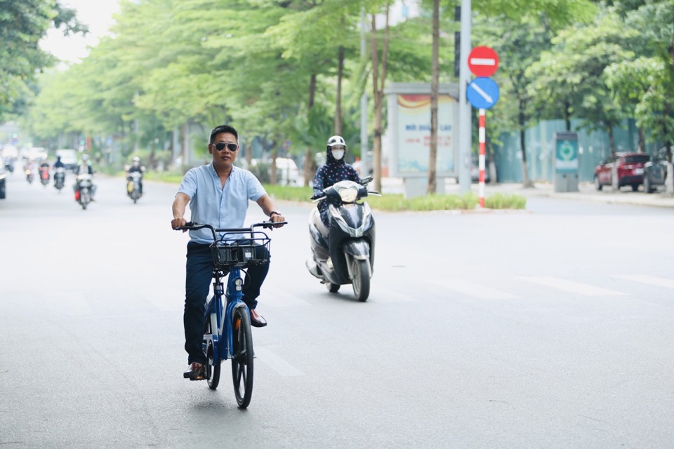 Người dân trải nghiệm mẫu xe đạp công cộng tại Hà Nội. Ảnh: Hải Ngọc