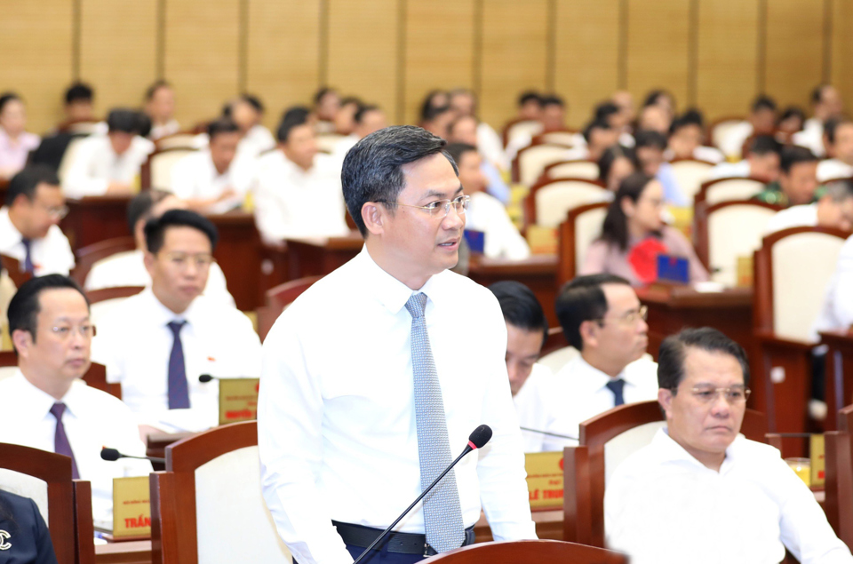 Phó chủ tịch UBND TP Hà Minh Hải phát biểu tại phiên chất vấn. Ảnh: Thanh Hải