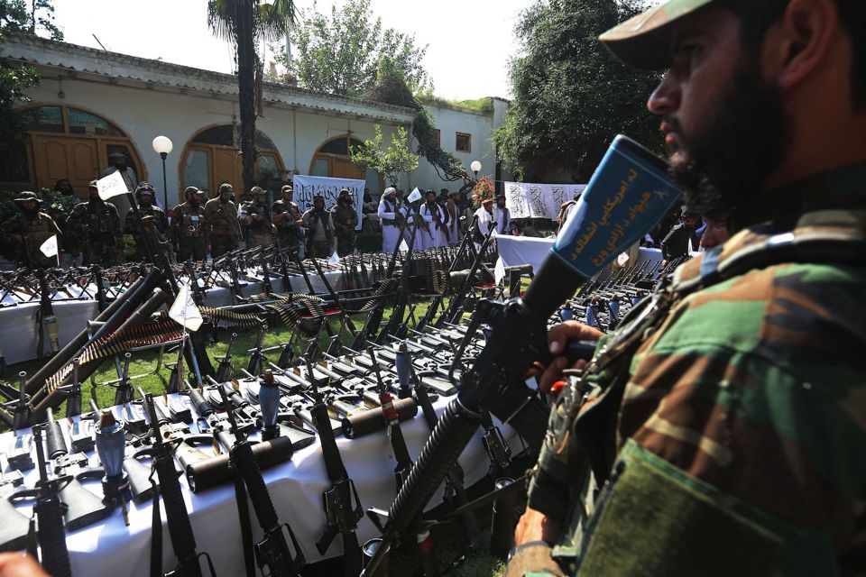 Qu&acirc;n đội Taliban đứng gần gian h&agrave;ng trưng b&agrave;y vũ kh&iacute; tại tỉnh Kunar, Afghanistan, 25/9/2022. Nguồn: Foreign Policy