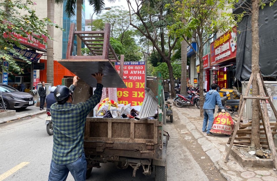 Lực lượng chức năng quận Cầu Giấy xử l&yacute; c&aacute;c trường hợp vi phạm trật tự đ&ocirc; thị, ATGT.