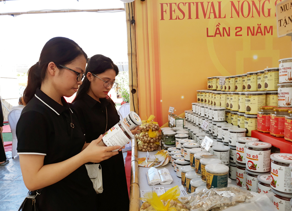 Người ti&ecirc;u d&ugrave;ng tiếp cận sản phẩm OCOP đặc sản v&ugrave;ng miền tại Festival n&ocirc;ng sản H&agrave; Nội lần 2 năm 2023. Ảnh: Ho&agrave;i Nam