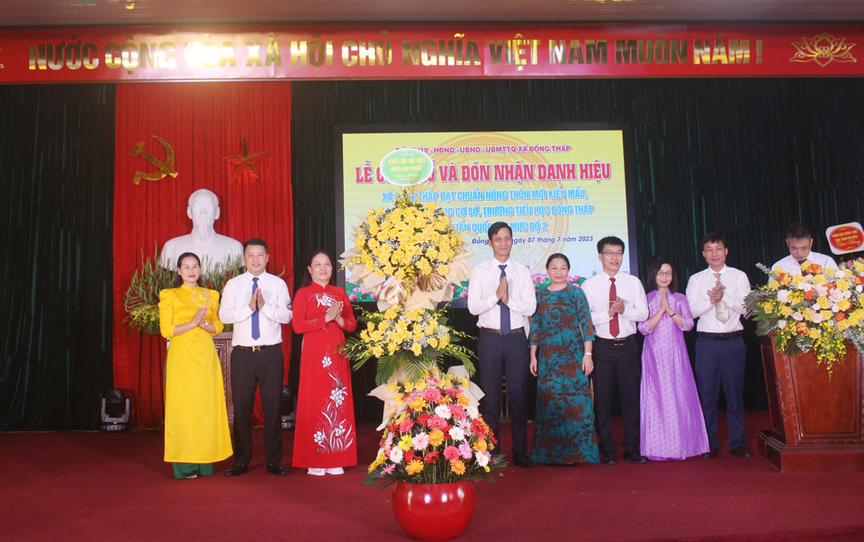 Chủ tịch UBND huyện Đan Phượng L&ecirc; Thanh Nam v&agrave; l&atilde;nh đạo huyện tặng hoa ch&uacute;c mừng x&atilde; Đồng Th&aacute;p.