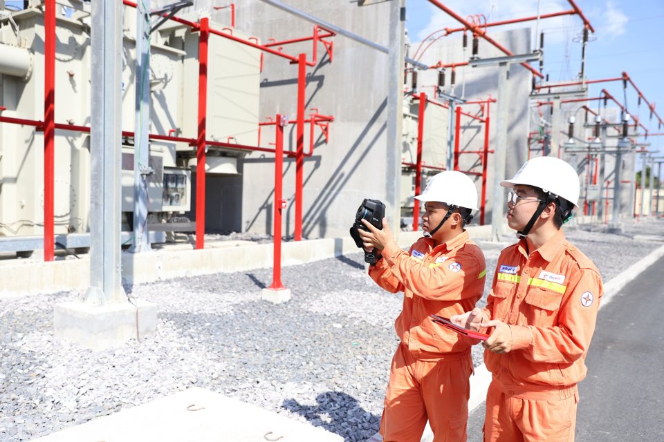 Nh&acirc;n vi&ecirc;n vận h&agrave;nh Trạm biến &aacute;p 500kV V&acirc;n Phong kiểm tra soi ph&aacute;t nhiệt thiết bị. Ảnh: Ho&agrave;ng Anh