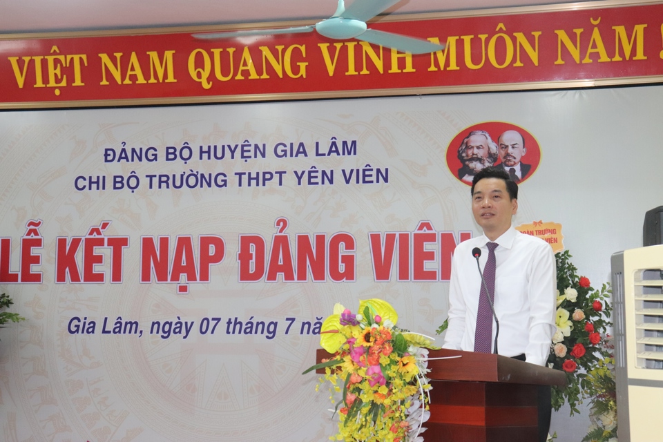 B&iacute; thư Huyện ủy Gia L&acirc;m Nguyễn Việt H&agrave; ph&aacute;t biểu tại buổi lễ.