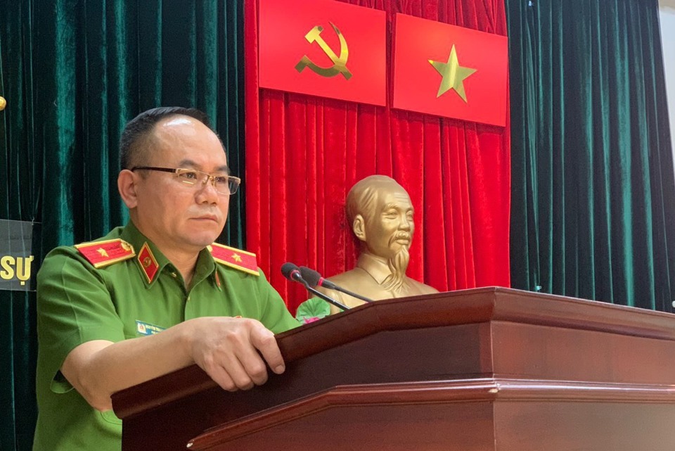 Thiếu tướng Nguyễn Thanh T&ugrave;ng, Ph&oacute; Gi&aacute;m đốc C&ocirc;ng an TP H&agrave; Nội ph&aacute;t biểu tại hội nghị.