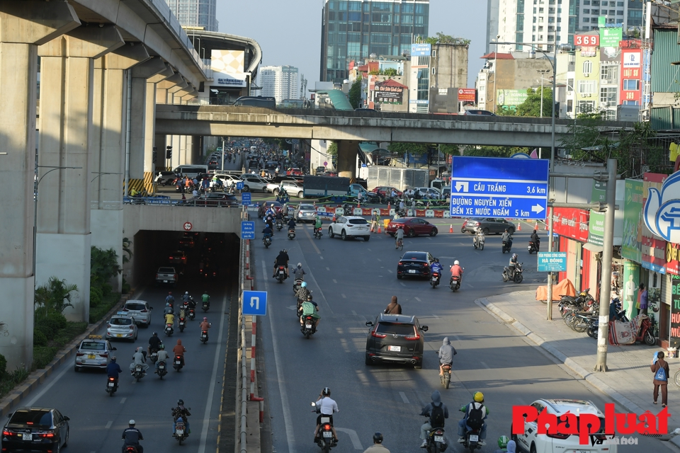 Ùn tắc giao thông những ngày đầu điều chỉnh rào chắn đường Nguyễn Trãi - Ảnh 3