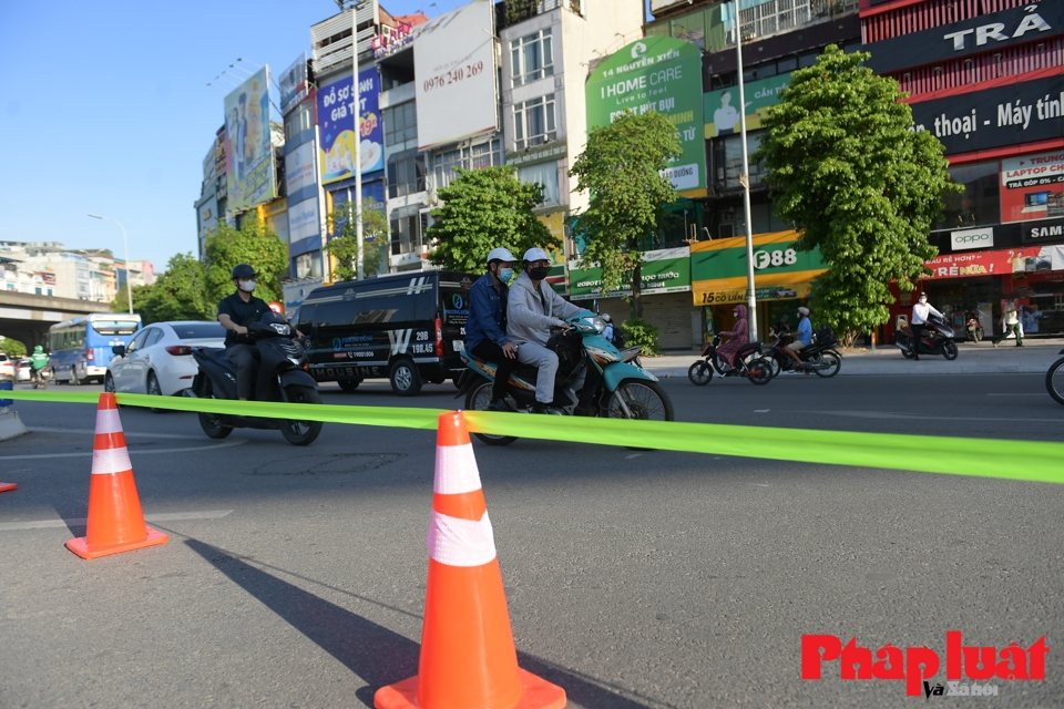 Ùn tắc giao thông những ngày đầu điều chỉnh rào chắn đường Nguyễn Trãi - Ảnh 9