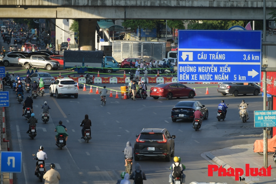 Ùn tắc giao thông những ngày đầu điều chỉnh rào chắn đường Nguyễn Trãi - Ảnh 2