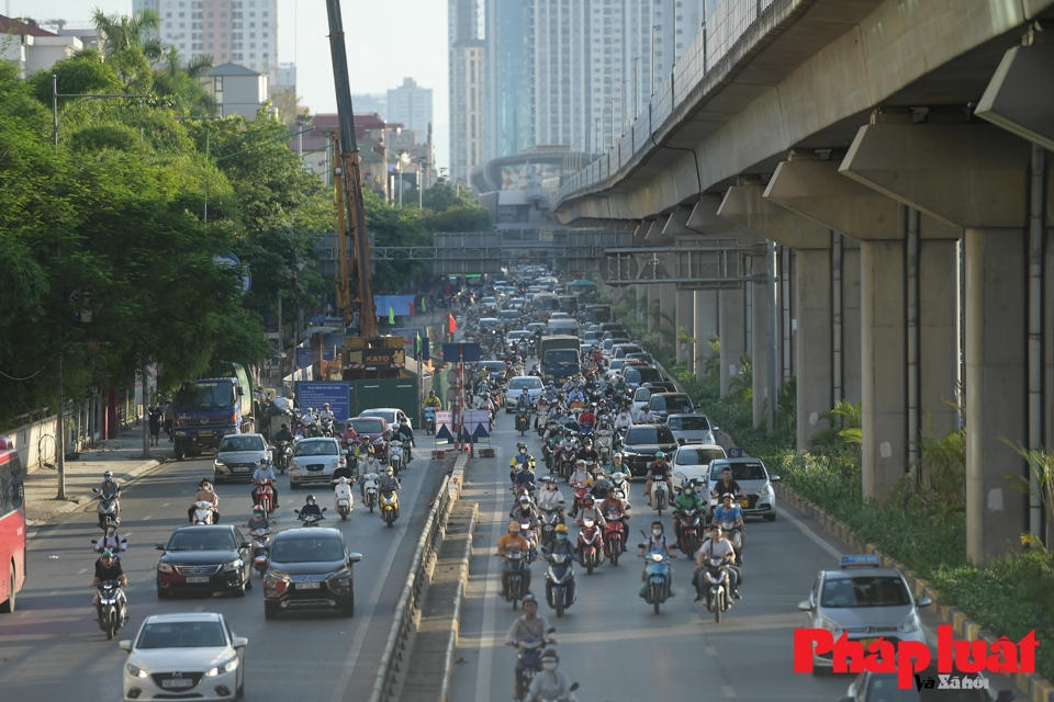 Ùn tắc giao thông những ngày đầu điều chỉnh rào chắn đường Nguyễn Trãi - Ảnh 1