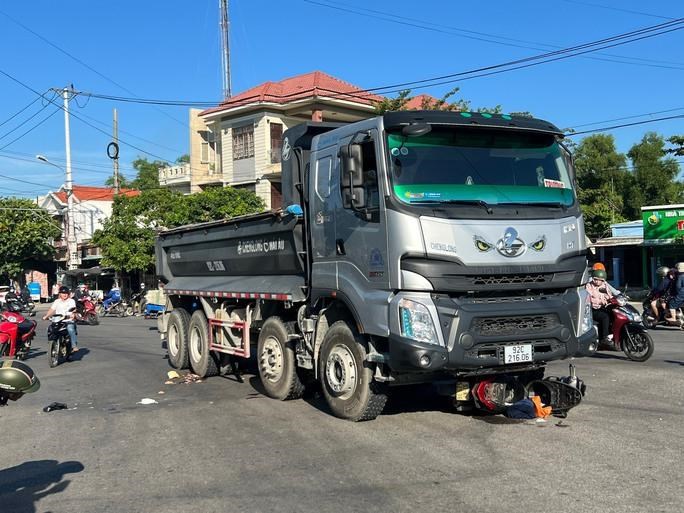 Tai nạn giao thông ngày 8/7/2023:Ngồi hóng mát trước cửa nhà, cụ ông bị đâm chết - Ảnh 2