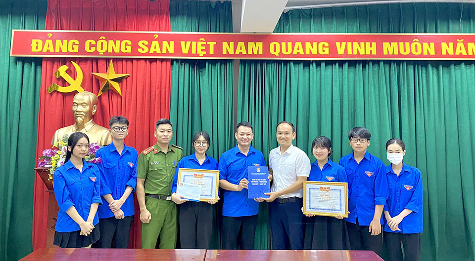 Quận đo&agrave;n quyết định khen thưởng v&agrave; trao thưởng cho các c&aacute; nh&acirc;n c&oacute; th&agrave;nh t&iacute;ch xuất sắc trong phong tr&agrave;o 1x20 tuy&ecirc;n truyền c&agrave;i đặt định danh điện tử.