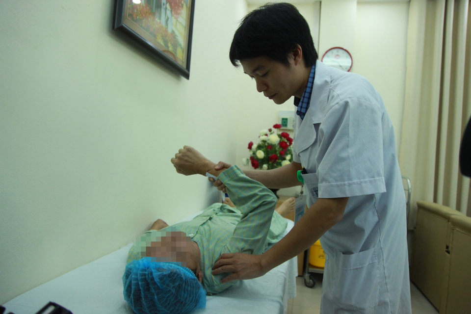 Khám và điều trị cho bệnh nhân tại Bệnh viện đa khoa Xanh Pôn. Ảnh: Công Hùng