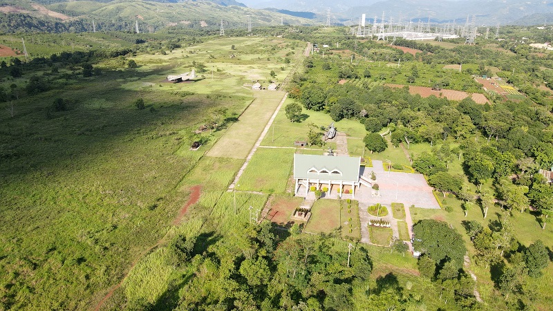 S&acirc;n bay T&agrave; Cơn trải d&agrave;i trong m&agrave;u xanh y&ecirc;n b&igrave;nh v&agrave; tr&ugrave; ph&uacute;, những vết t&iacute;ch chiến tranh giờ l&agrave; nơi của ruộng rẫy v&agrave; "c&aacute;nh đồng điện gi&oacute;".