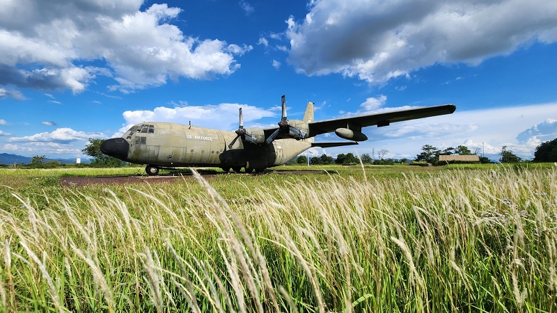 C130 được xem l&agrave; "lực sĩ bay" trở th&agrave;nh chứng t&iacute;ch một thuở tại di t&iacute;ch s&acirc;n bay T&agrave; Cơn để du kh&aacute;ch chi&ecirc;m ngưỡng.