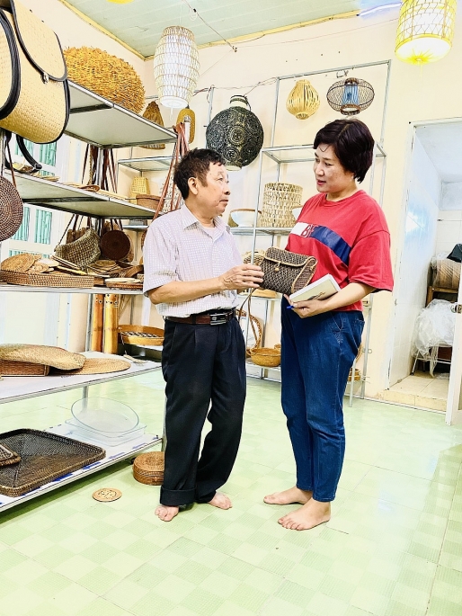 Nghệ nh&acirc;n Nguyễn Văn Trung cho biết, hiện nguy&ecirc;n liệu m&acirc;y tre l&aacute; cỏ đang c&oacute; ở địa b&agrave;n H&agrave; Nội chỉ đ&aacute;p ứng được 20% nhu cầu cần sử dụng nguy&ecirc;n liệu của thị trường. &nbsp;