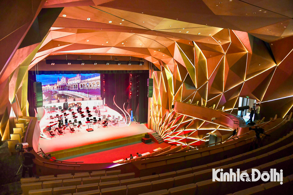 Nhà hát Hồ Gươm được đầu tư hệ thống cơ sở vật chất hạ tầng kỹ thuật hiện đại, ứng dụng công nghệ hàng đầu trên thế giới về âm thanh, ánh sáng, bài trí sân khấu…