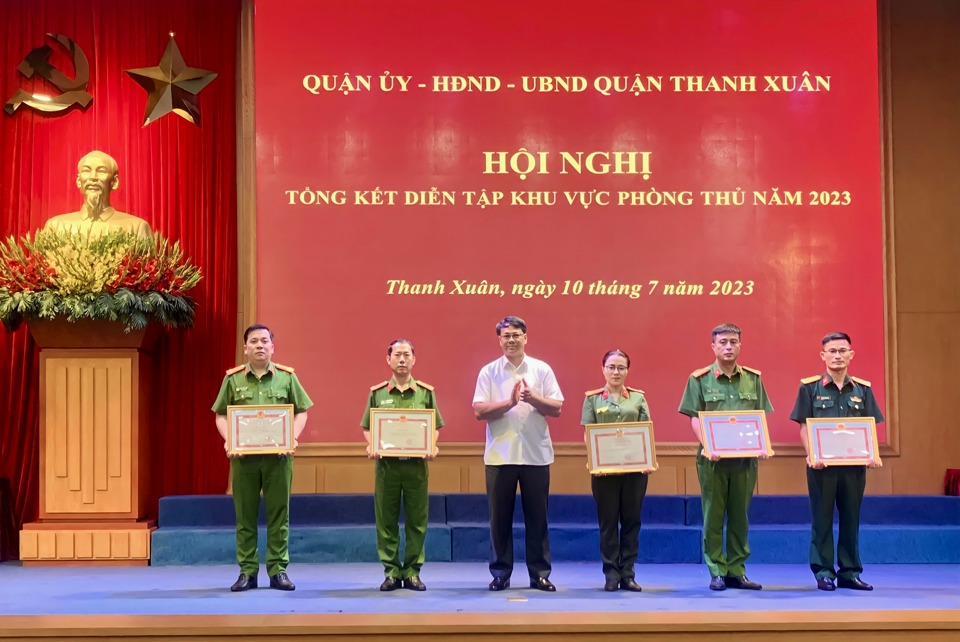 Khen thưởng 71 tập thể, cá nhân diễn tập khu vực phòng thủ quận Thanh Xuân - Ảnh 2