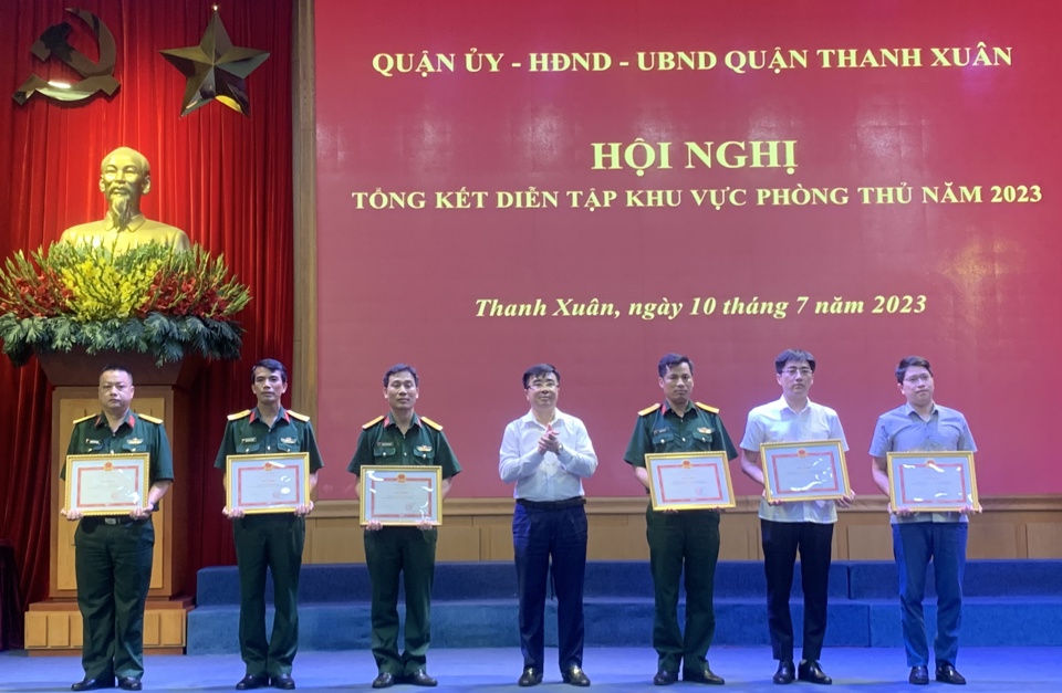 C&aacute;c&nbsp;tập thể, c&aacute; nh&acirc;n c&oacute; th&agrave;nh t&iacute;ch trong diễn tập khu vực ph&ograve;ng thủ quận Thanh Xu&acirc;n được khen thưởng.