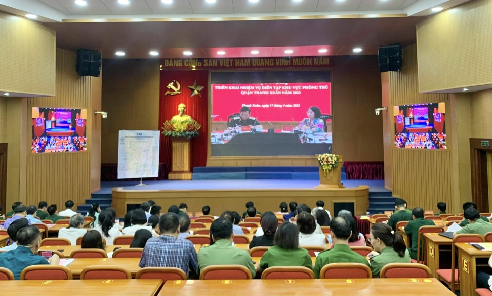 Khen thưởng 71 tập thể, cá nhân diễn tập khu vực phòng thủ quận Thanh Xuân - Ảnh 1