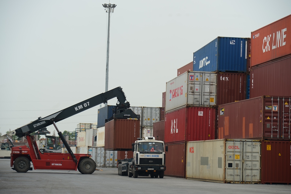 Bốc xếp hàng xuất khẩu tại cảng Đình Vũ. Ảnh: Phạm Hùng