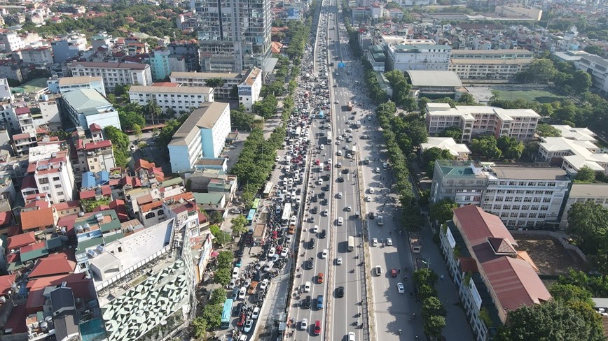 Đường Phạm H&ugrave;ng đ&ocirc;ng đ&uacute;c phương tiện hướng đi Đại Lộ Thăng Long.