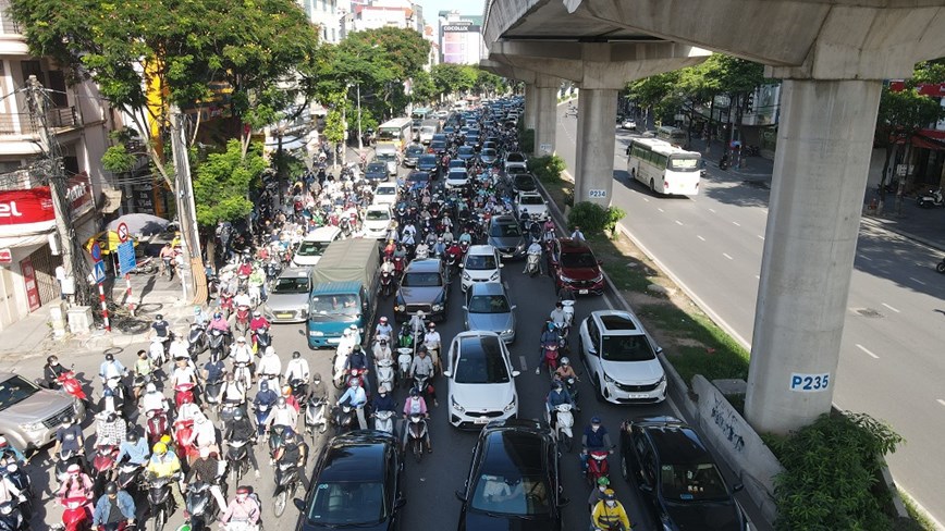 Phương tiện chen ch&acirc;n nhau tr&ecirc;n đường Hồ T&ugrave;ng Mậu.