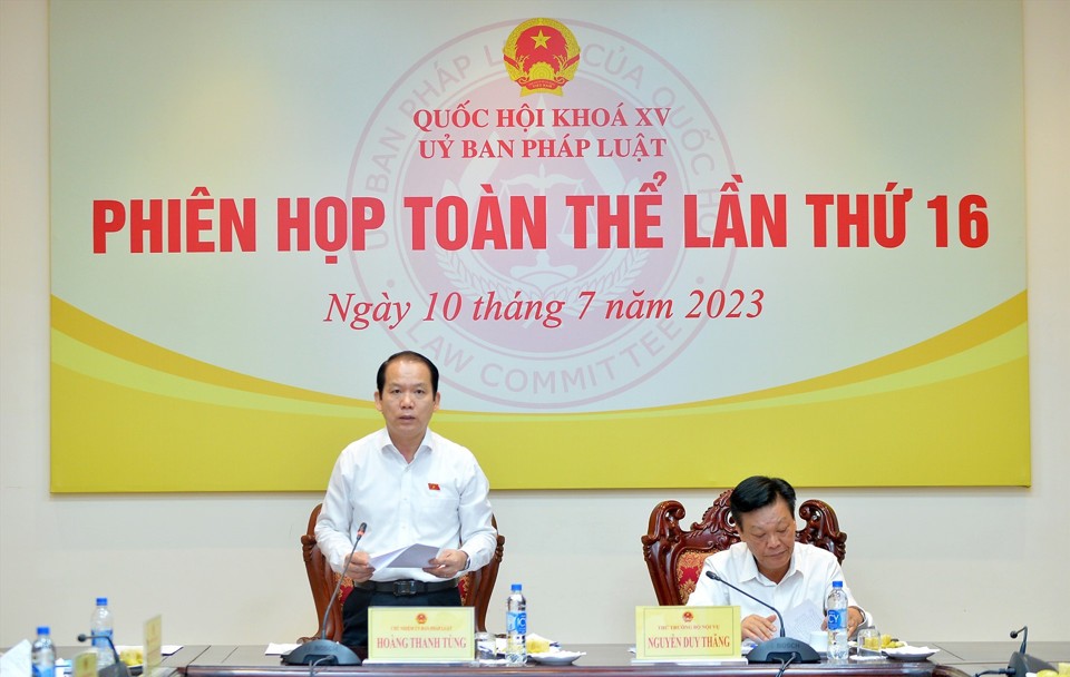 Chủ nhiệm Ủy ban Ph&aacute;p luật của Quốc hội Ho&agrave;ng Thanh T&ugrave;ng chủ tr&igrave; phi&ecirc;n họp. Ảnh: Quochoi.vn