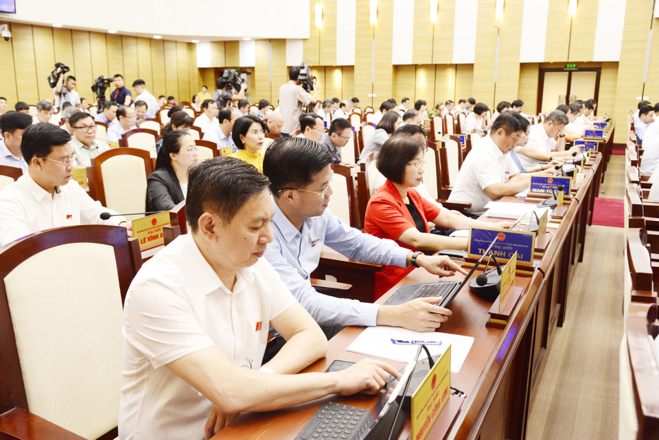 Các đại biểu HĐND TP Hà Nội biểu quyết thông qua đề án ''Thành lập quận Đông Anh”. Ảnh: Công Hùng