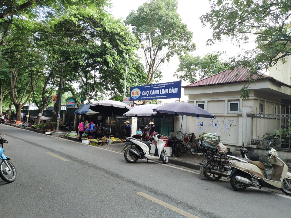 Chợ Xanh Linh Đ&agrave;m, phường Ho&agrave;ng Liệt, quận Ho&agrave;ng Mai. Ảnh: TA