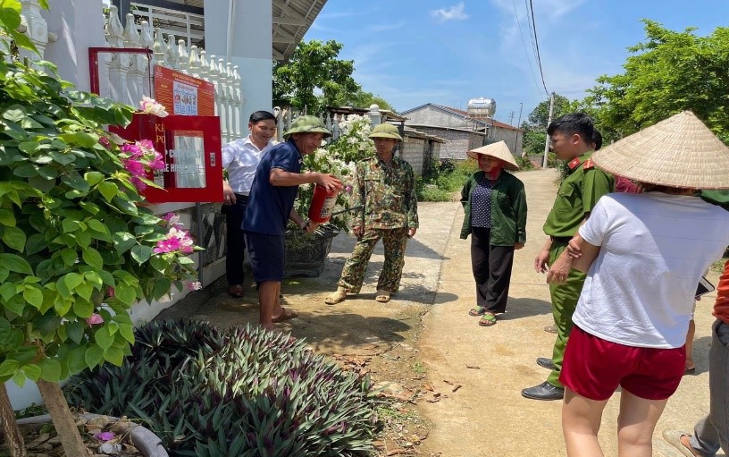 Người d&acirc;n tham gia c&aacute;c m&ocirc; h&igrave;nh được tập huấn những kỹ năng cơ bản trong c&ocirc;ng t&aacute;c PCCC, CNCH.