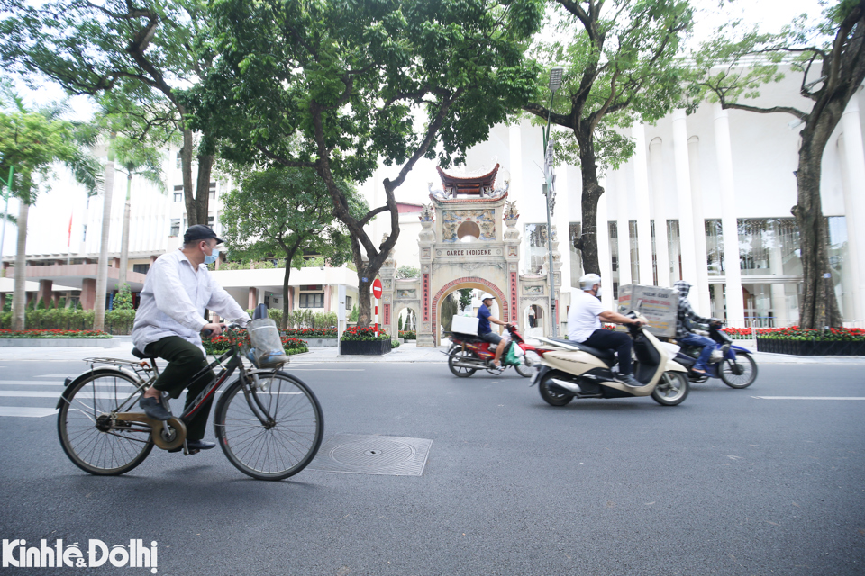 Cổng trại Bảo An Binh nằm tr&ecirc;n phố H&agrave;ng B&agrave;i - con phố chỉ được đi một chiều đường theo hướng về hồ Gươm.