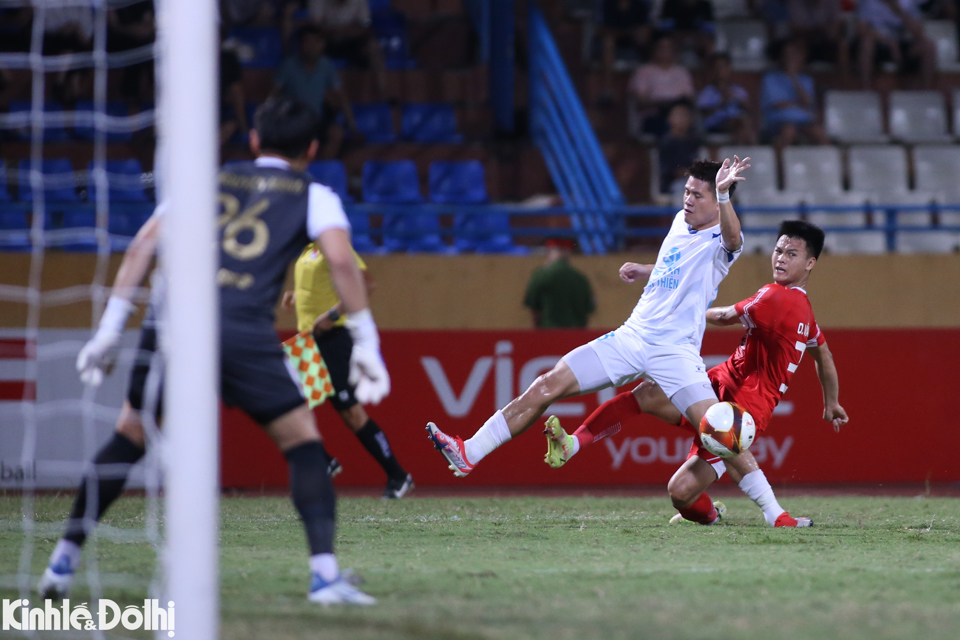 Tuy nhi&ecirc;n, cả hai đội cầm ho&agrave; nhau với tỷ số 0-0 trong 45 ph&uacute;t đầu ti&ecirc;n.