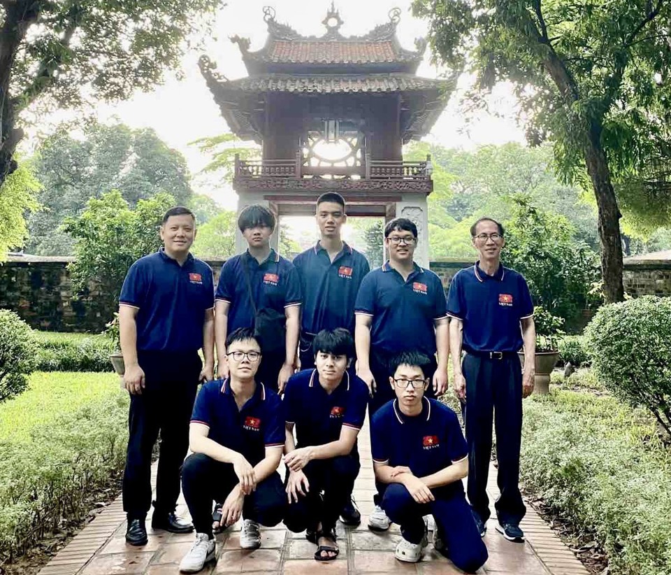 6 thành viên đoàn học sinh Việt Nam tham dự Olympic Toán học quốc tế 2023 chụp hình lưu niệm cùng giáo viên lãnh đội