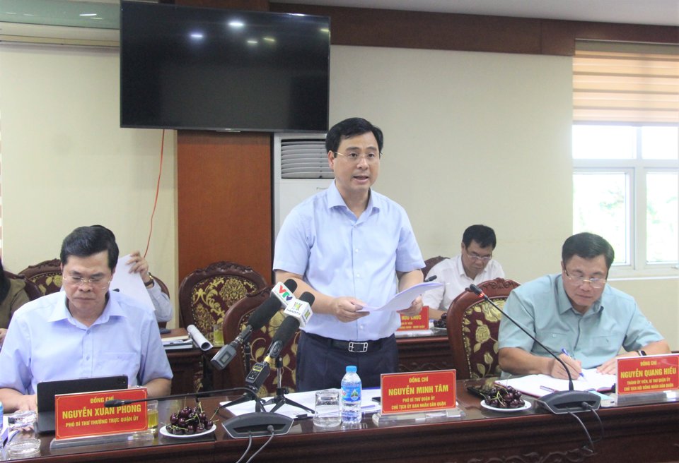 Chủ tịch UBND quận Ho&agrave;ng Mai Nguyễn Minh T&acirc;m b&aacute;o c&aacute;o tại cuộc l&agrave;m việc.&nbsp;