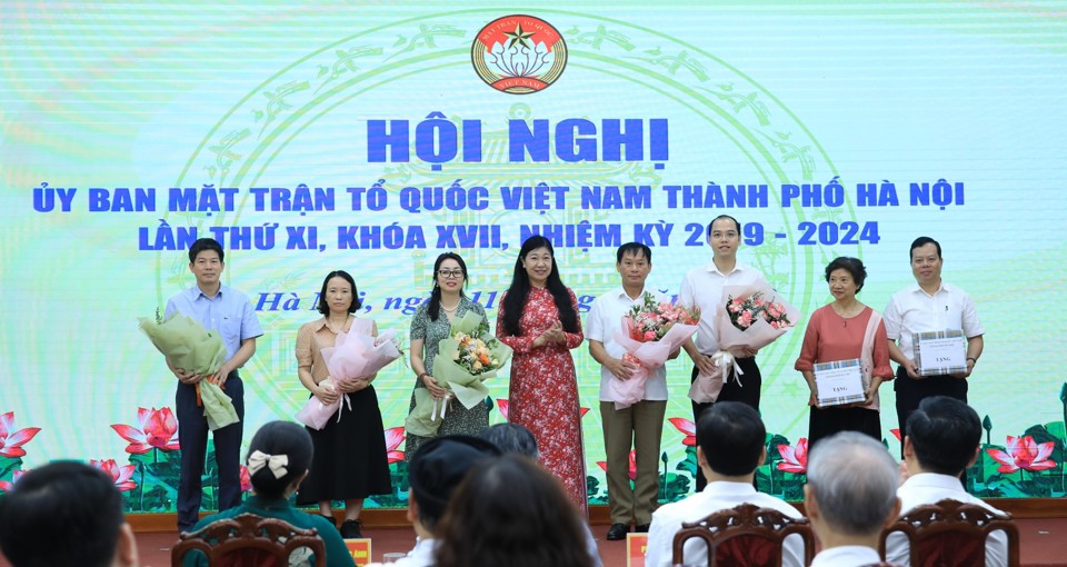 Chủ tịch Ủy ban Mặt trận Tổ quốc Việt Nam TP H&agrave; Nội Nguyễn Lan Hương tặng hoa cho&nbsp;c&aacute;c đồng ch&iacute; mới được kiện to&agrave;n tham gia v&agrave; c&aacute;c đồng ch&iacute; kh&ocirc;ng tiếp tục tham gia Ủy vi&ecirc;n Ủy ban MTTQ Việt Nam TP&nbsp;kh&oacute;a XVII, nhiệm kỳ 2019-2024&nbsp;