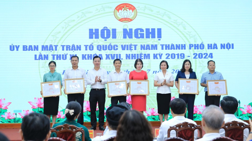 Ph&oacute; trưởng Đo&agrave;n ĐB Quốc hội chuy&ecirc;n tr&aacute;ch TP Phạm Thị Thanh Mai v&agrave; Ph&oacute; Chủ tịch Ủy ban Mặt trận Tổ quốc Việt Nam TP Nguyễn Sỹ Trường trao Bằng khen của Ủy ban MTTQ Việt Nam TP cho c&aacute;c tập thể, c&aacute; nh&acirc;n trong thực hiện thi đua kỷ niệm 75 năm Ng&agrave;y Chủ tịch Hồ Ch&iacute; Minh ra Lời k&ecirc;u gọi thi đua &aacute;i quốc