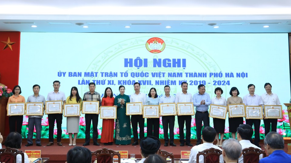 Ph&oacute; Chủ tịch Ủy ban T.Ư Mặt trận Tổ quốc Việt Nam Trương Thị Ngọc &Aacute;nh trao Bằng khen của UBND TP H&agrave; Nội cho c&aacute;c tập thể, c&aacute; nh&acirc;n trong thực hiện thi đua kỷ niệm 75 năm Ng&agrave;y Chủ tịch Hồ Ch&iacute; Minh ra Lời k&ecirc;u gọi thi đua &aacute;i quốc