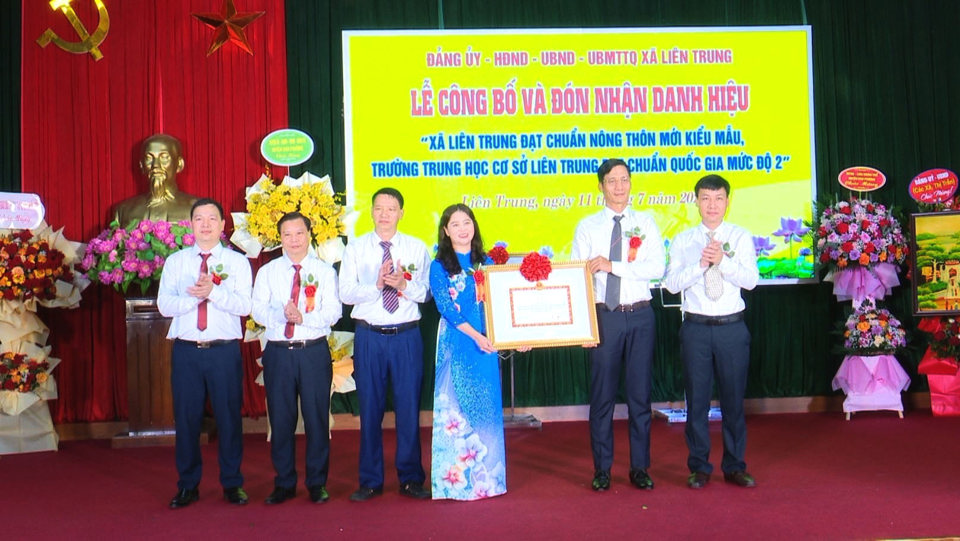 Chủ tịch UBND huyện Đan Phượng L&ecirc; Thanh Nam trao Bằng c&ocirc;ng nhận đạt chuẩn n&ocirc;ng th&ocirc;n mới kiểu mẫu cho x&atilde; Li&ecirc;n Trung.