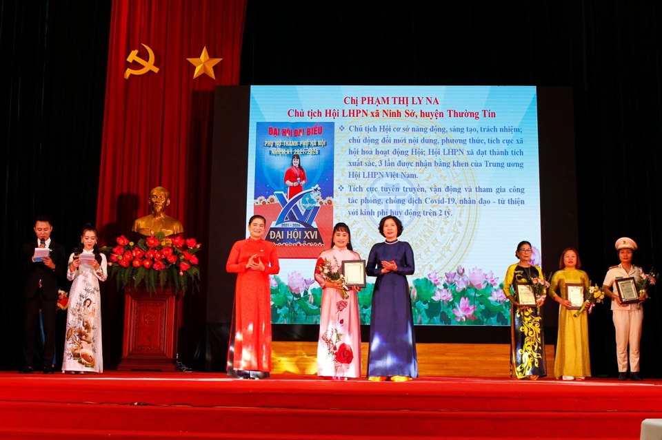 Chị Phạm Thị Ly Na nhận danh hiệu Phụ nữ Thủ đ&ocirc; ti&ecirc;u biểu 2022.