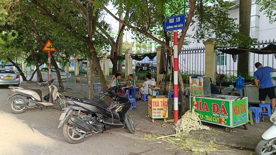 “Choáng” với vi phạm trật tự đô thị trên đường Phú Diễn - Ảnh 2