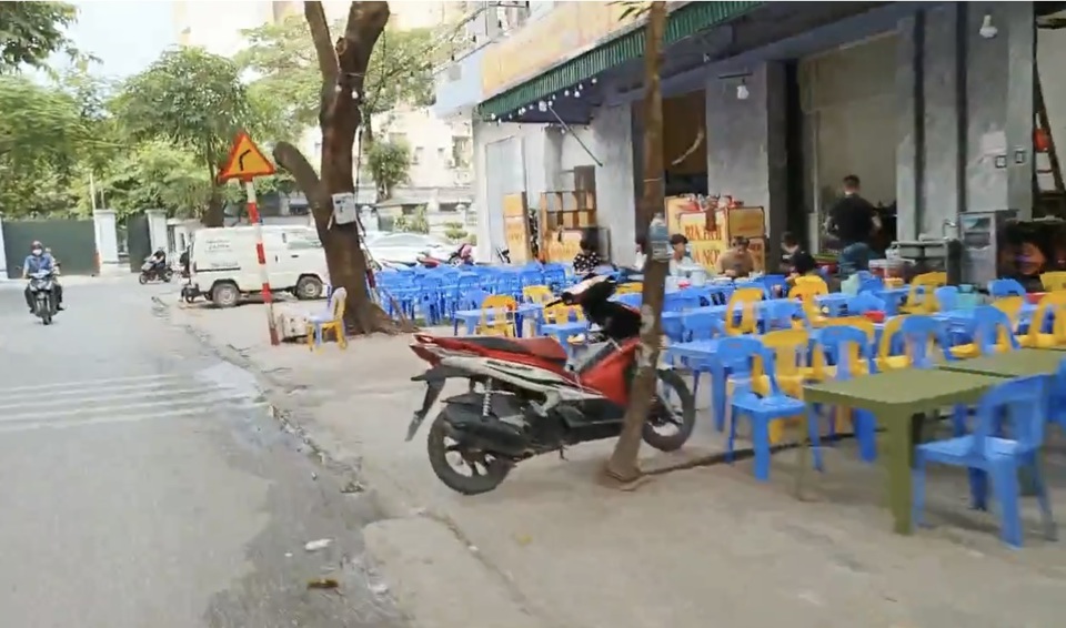 C&aacute;c hộ kinh doanh thản nhi&ecirc;n chiếm dụng to&agrave;n bộ diện t&iacute;ch vỉa h&egrave; phố Thi&ecirc;n Hiền l&agrave;m nơi kinh doanh.