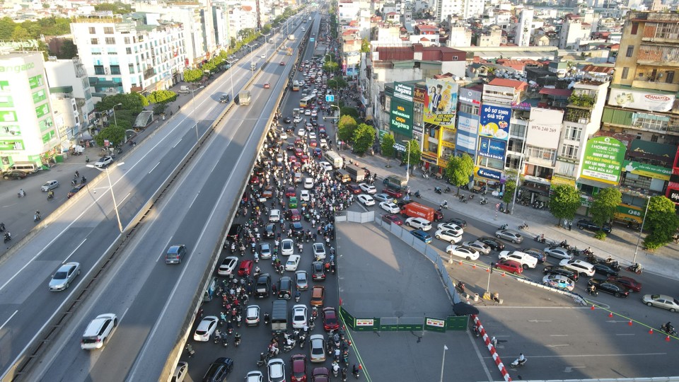 Hiện trạng giao th&ocirc;ng đường Nguyễn Xiển sau khi thực hiện r&agrave;o chắn&nbsp;phục vụ thi c&ocirc;ng c&aacute;c vị tr&iacute; giếng/hố ga G&oacute;i thầu số 02, Dự &aacute;n hệ thống xử l&yacute; nước thải Y&ecirc;n X&aacute;