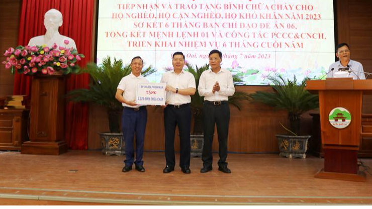 Chủ tịch UBND huyện Quốc Oai Nguyễn Trường Sơn tiếp nhận ủng hộ b&igrave;nh chữa ch&aacute;y của c&aacute;c doanh nghiệp.